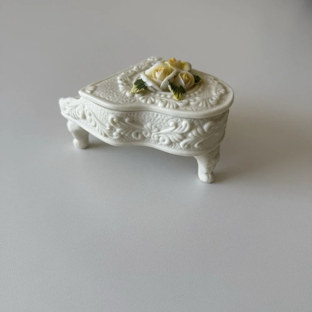 Cornerstone Creations White Ceramic Grand Piano Yellow‎ Roses Trinket Box 2001